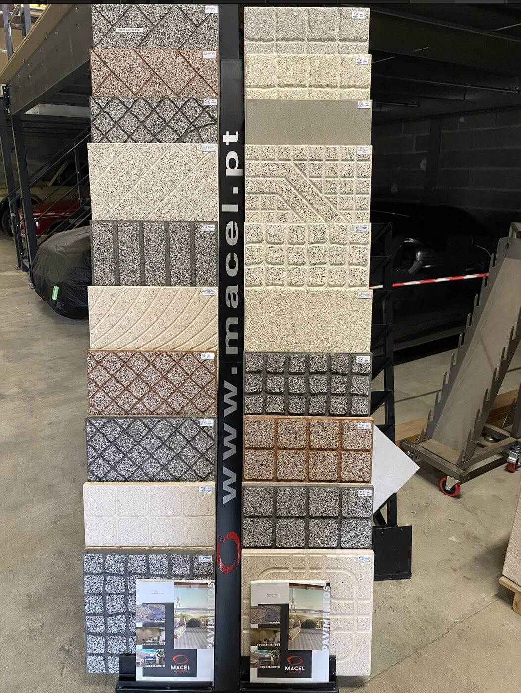 Présentoir de showroom avec une vingtaine de modèles de dalles granit à Menars