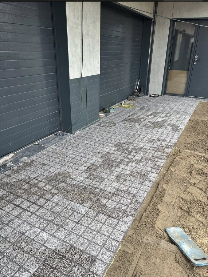 Entrée de garage en pavés granit gris posés devant une maison du Loir-et-Cher
