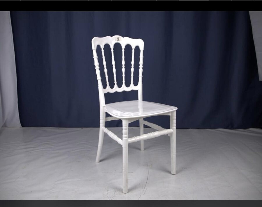 Chaise Napoléon blanche en location pour mariage à Blois
