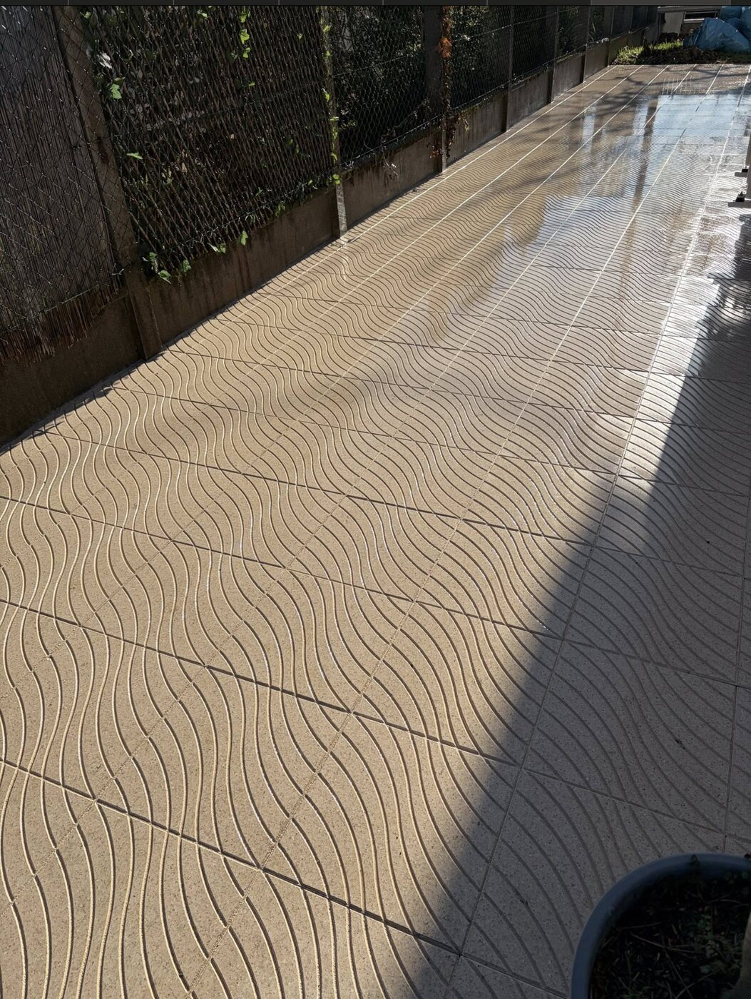 Grande allée en dalles granit beiges à motif ondulé réalisée près de Blois