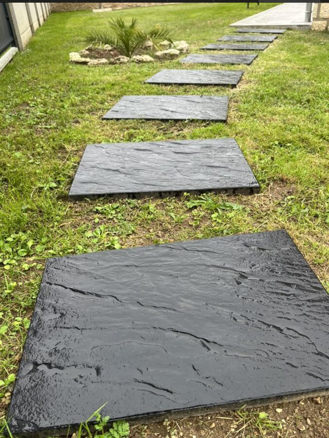 Pas japonais en ardoise noire posés dans une pelouse de jardin près de Blois