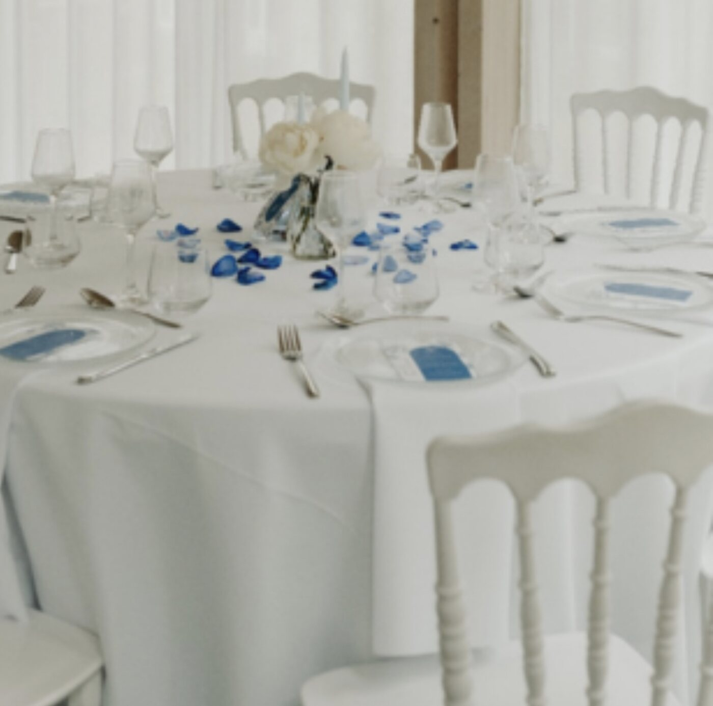 Table de mariage dressée avec nappe blanche et chaises Napoléon louées à Blois