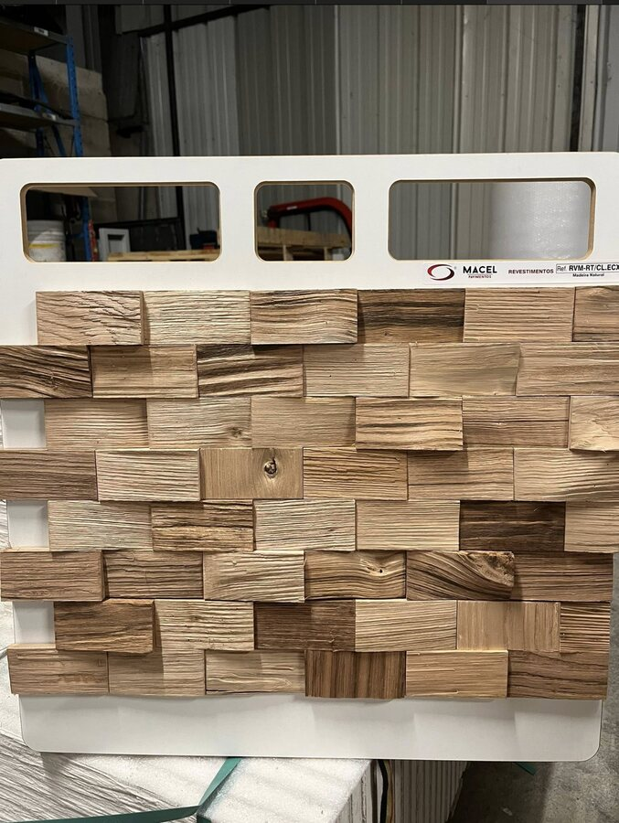 Échantillon de revêtement mural en blocs de bois naturel avec relief en trois dimensions