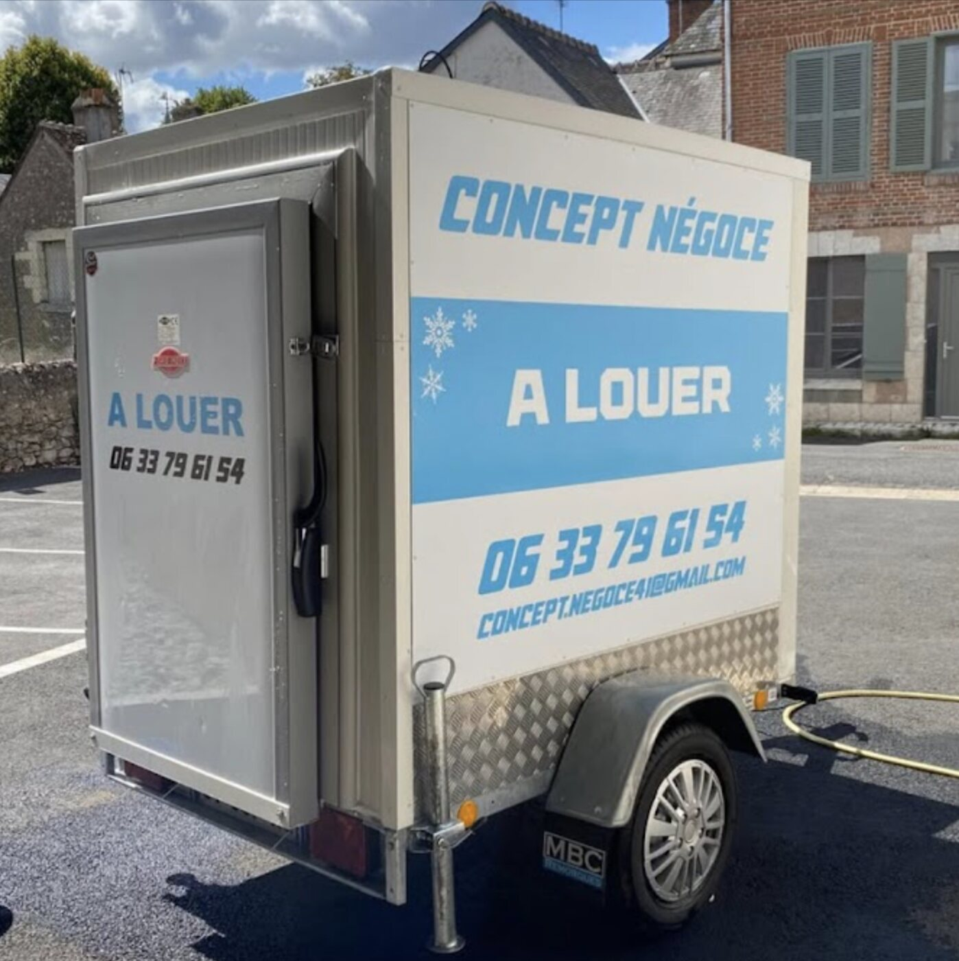 Remorque frigorifique Concept Négoce blanche et bleue disponible à la location près de Blois